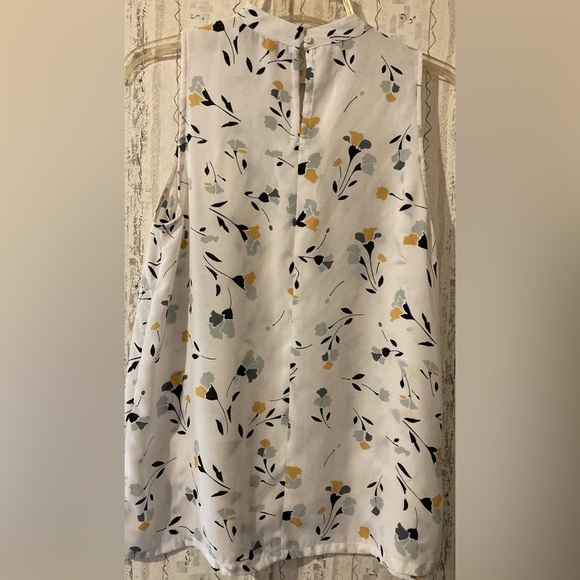 Ladies Size XS Loft Sleeveless Peep Eye Sheer Blouse - Picture 2 of 16